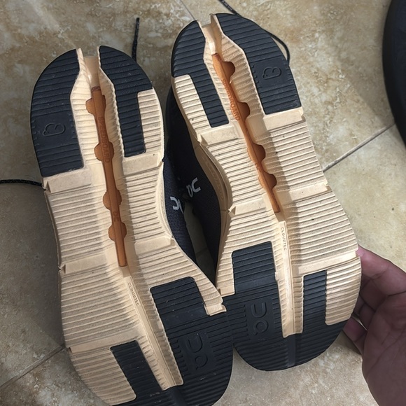 On cloud sneakers - Picture 3 of 3